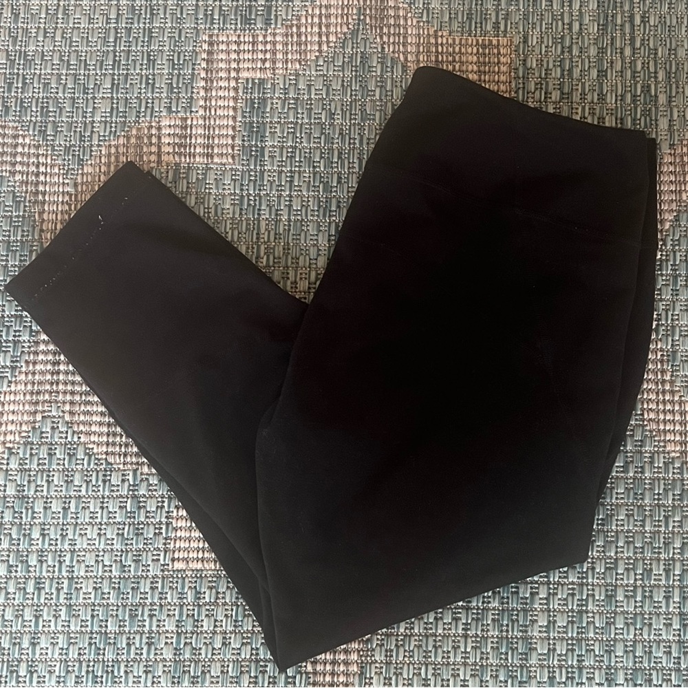 Women’s Zella cropped leggings in black. Smoke free home